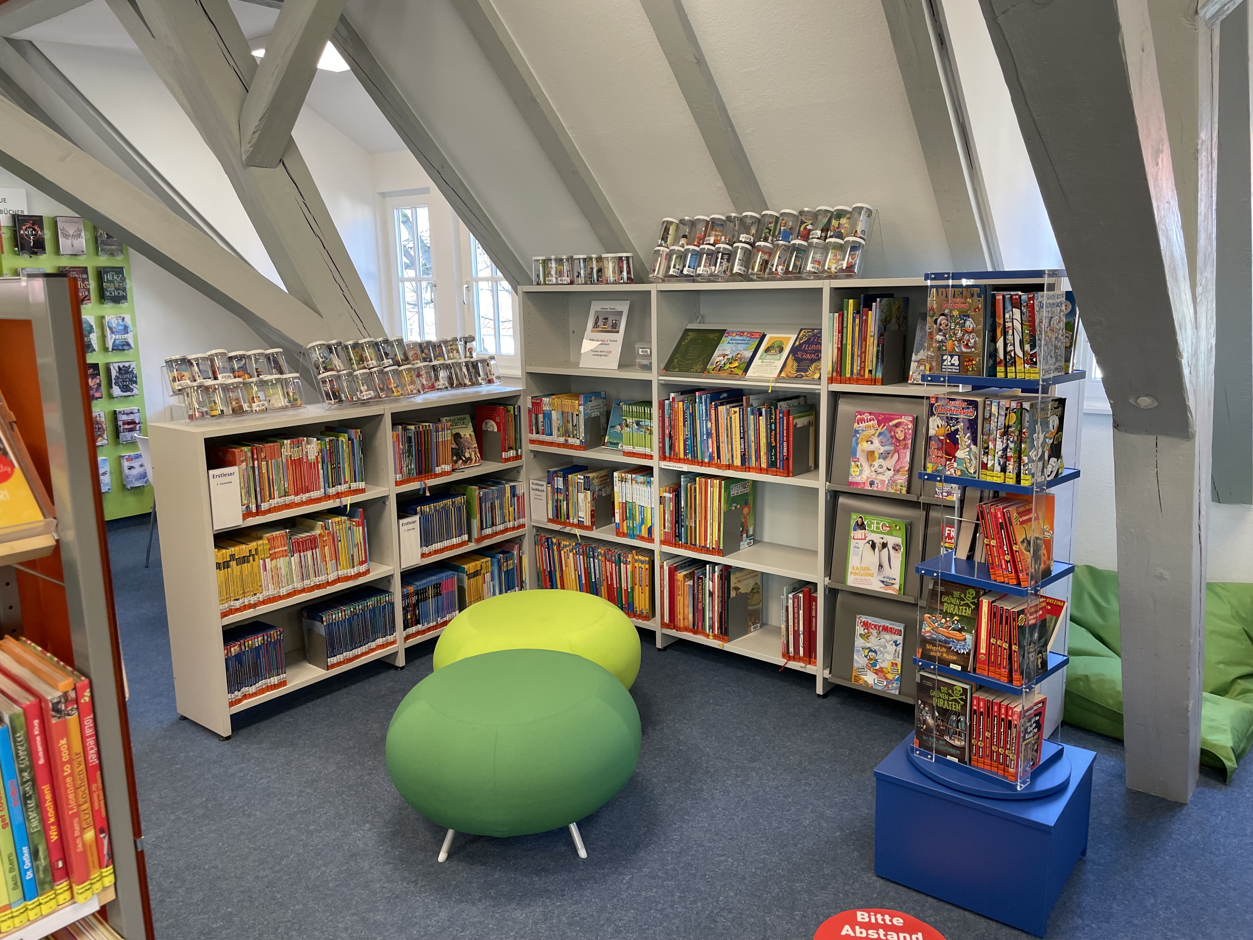 Ansicht des neuen Bücherregals in der Kinderbuchabteilung mit vielen Erstlesebücher